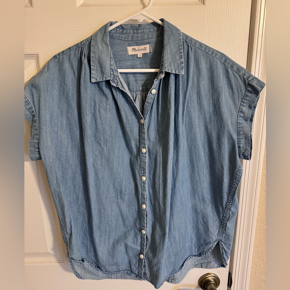 Madewell button down denim top. Size medium. Great condition. Zero flaws.